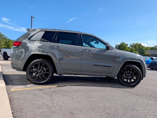 Used 2020 Jeep Grand Cherokee Altitude AWD/4WD image 4