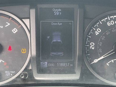 Used 2017 Toyota Tacoma TRD Off-Road image 9