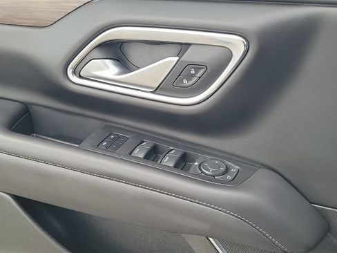 Used 2022 Chevrolet Suburban LT RWD image 17