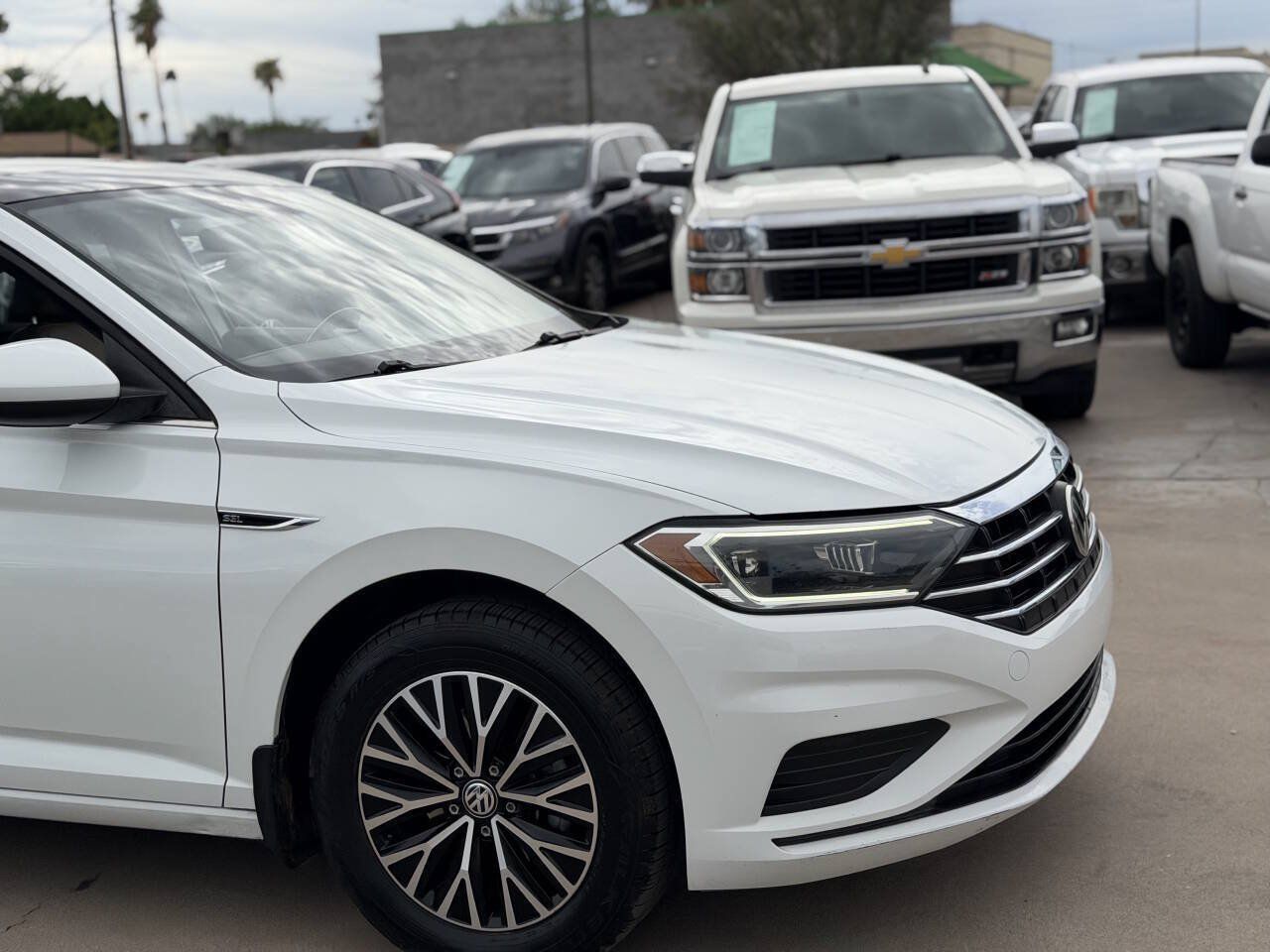 Used 2019 Volkswagen Jetta SEL w/ Cold Weather Package FWD image 4
