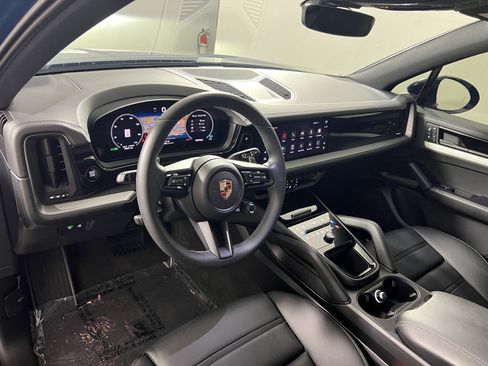 Certified 2025 Porsche Cayenne AWD/4WD image 4