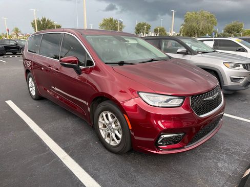 Used 2023 Chrysler Pacifica Touring-L FWD image 1