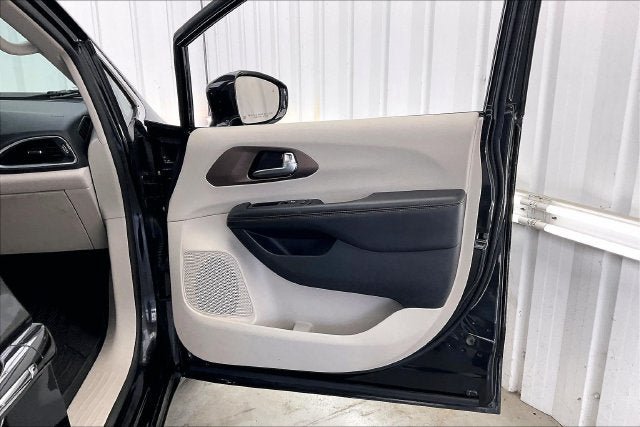 Used 2019 Chrysler Pacifica Touring-L Plus w/ Advanced Safetytec Group FWD image 21