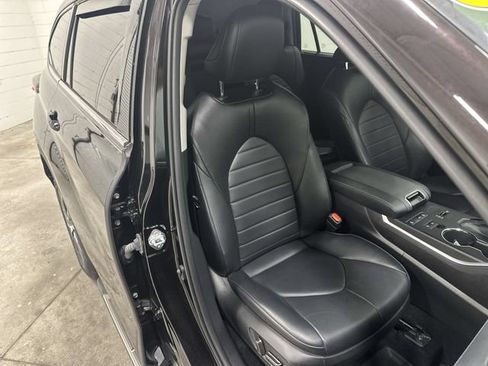 Used 2022 Toyota Highlander XLE FWD image 19
