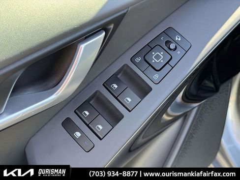Used 2023 Kia Niro EX Touring image 10