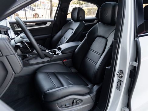 Certified 2026 Porsche Cayenne S AWD/4WD image 5