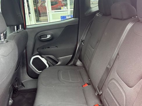Used 2019 Jeep Renegade Latitude FWD image 6