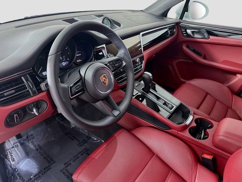 Certified 2025 Porsche Macan image 4