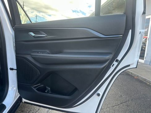 Used 2023 Jeep Grand Cherokee L Laredo image 26