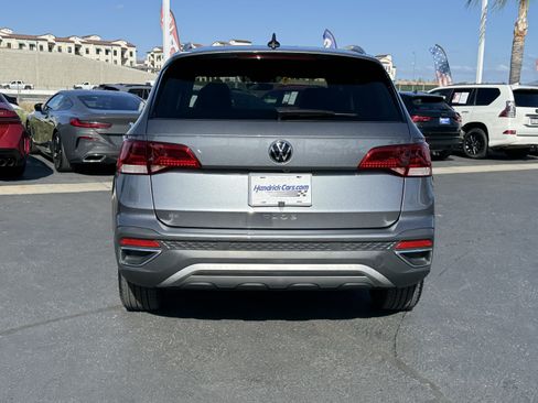 Used 2024 Volkswagen Taos SE w/ Panoramic Sunroof Package FWD image 7