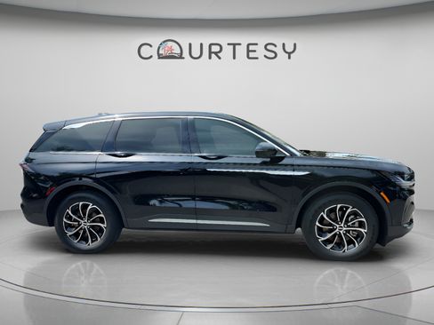 Used 2025 Lincoln Nautilus Premier AWD/4WD image 6