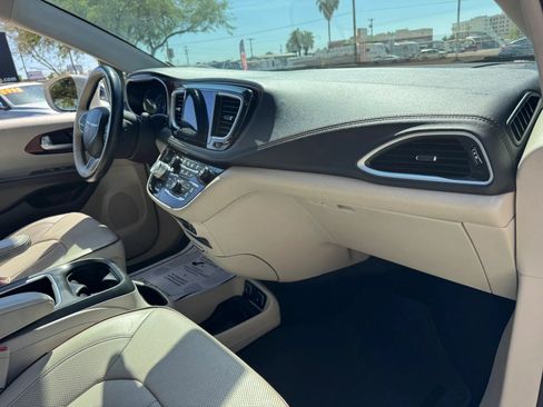 Used 2017 Chrysler Pacifica Limited w/ UConnect Theater Package FWD image 36