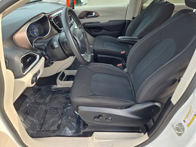 Used 2024 Chrysler Voyager LX FWD image 10