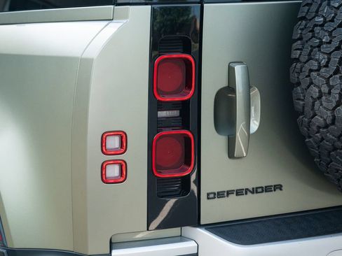 Used 2020 Land Rover Defender 110 SE AWD/4WD image 19