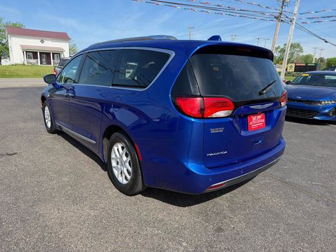 Used 2020 Chrysler Pacifica Touring-L image 6