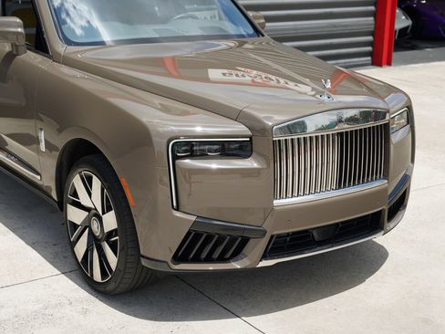 Used 2025 Rolls-Royce Cullinan AWD/4WD image 12