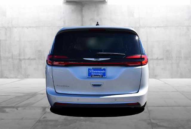 Used 2024 Chrysler Pacifica Touring-L FWD image 6
