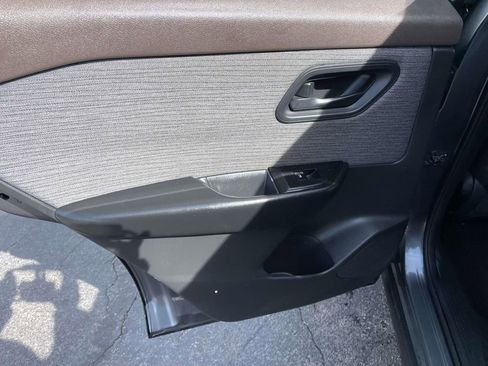 Used 2023 Nissan Rogue S image 21