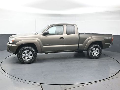 Used 2013 Toyota Tacoma 4x4 Access Cab V6 w/ TRD Off-Road Pkg image 2