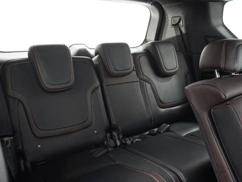 Used 2025 Nissan Armada SL image 13