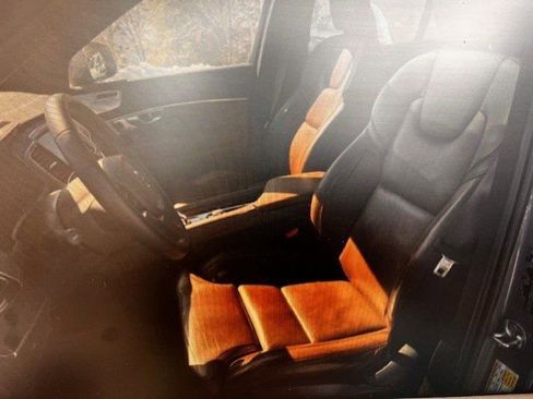 Used 2023 Volvo XC90 B6 Ultimate w/ Lounge Package image 3