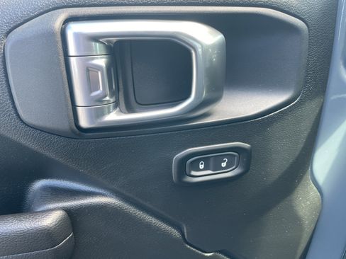 Used 2025 Jeep Wrangler Sport AWD/4WD image 33