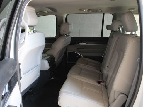 Used 2024 Jeep Wagoneer L Series II RWD image 15