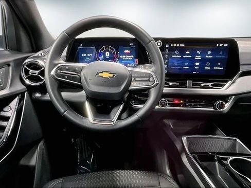 Used 2025 Chevrolet Equinox LT image 9