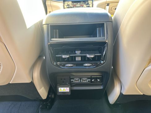 New 2025 Jeep Grand Cherokee Limited w/ Luxury Tech Group II image 31