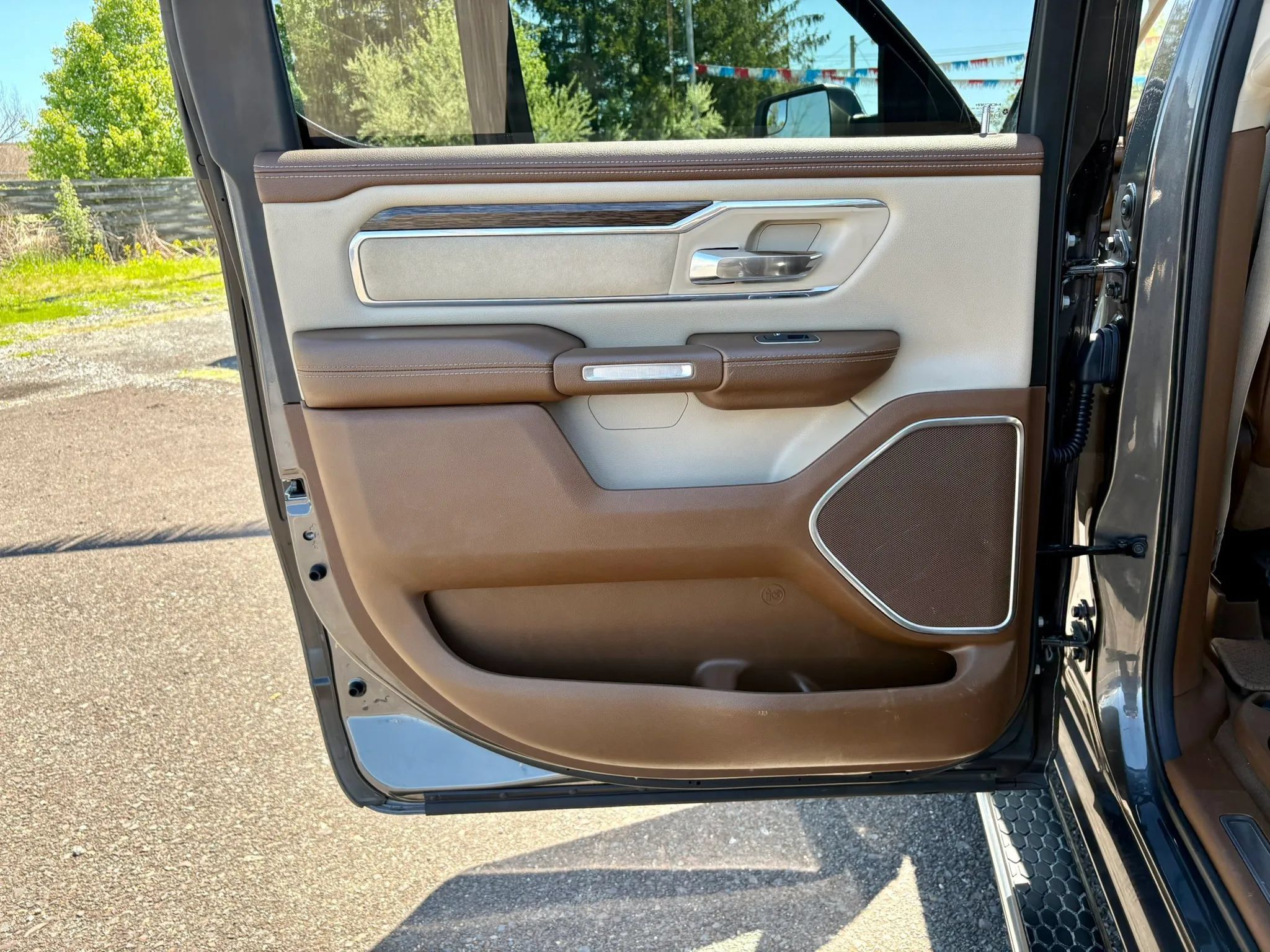 Used 2019 RAM 1500 Laramie AWD/4WD image 11