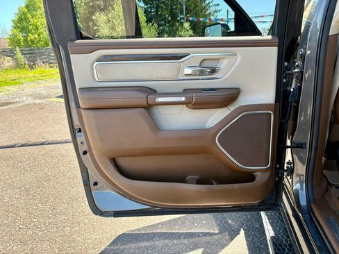 Used 2019 RAM 1500 Laramie AWD/4WD image 11