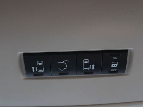 Used 2014 Chrysler Town & Country Touring FWD image 21