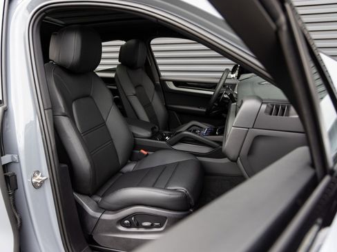 Certified 2026 Porsche Cayenne Base image 33