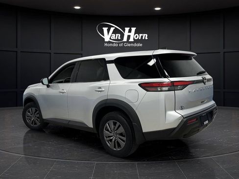 Used 2024 Nissan Pathfinder S image 3