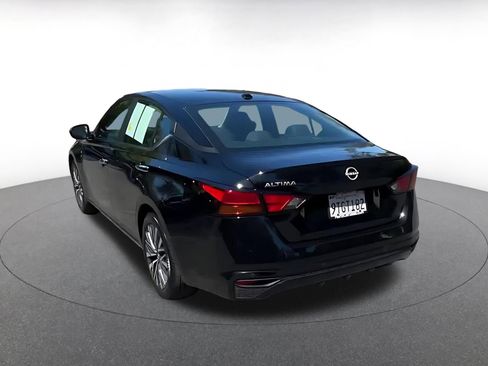Used 2025 Nissan Altima 2.5 SV FWD image 11