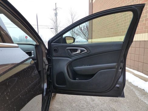 Used 2016 Chrysler 200 Limited w/ Convenience Group image 40