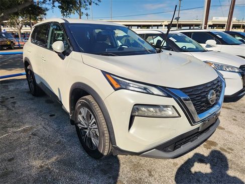 Used 2021 Nissan Rogue SV image 1
