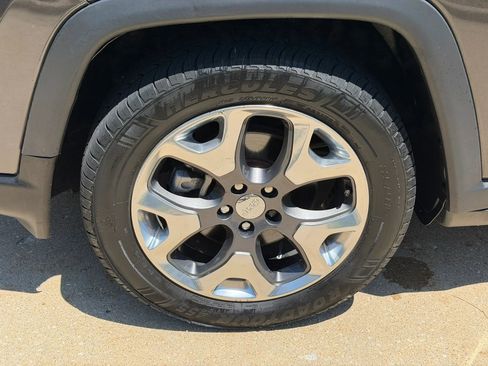 Used 2020 Jeep Compass Latitude FWD image 9