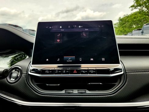 Used 2024 Jeep Compass Latitude w/ Convenience Group image 18