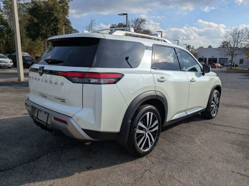 Used 2023 Nissan Pathfinder Platinum w/ Cargo Package image 4