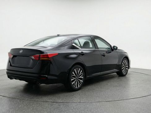 Used 2025 Nissan Altima 2.5 SV image 9