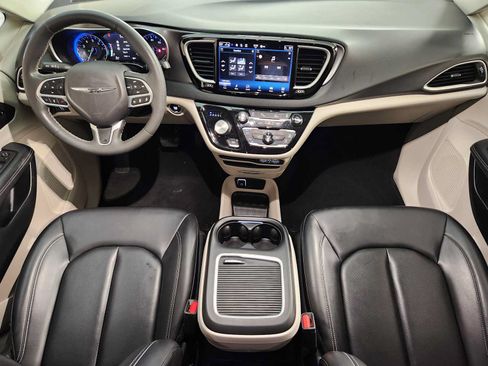 Used 2023 Chrysler Pacifica Touring-L FWD image 4