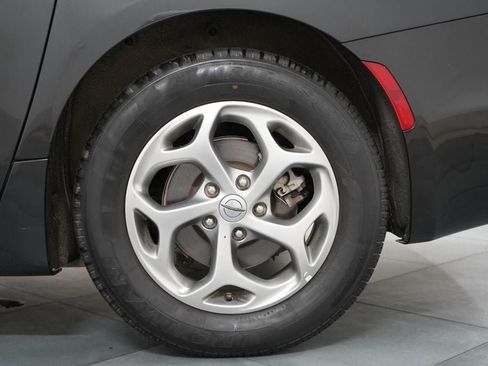 Used 2023 Chrysler Pacifica Limited FWD image 34