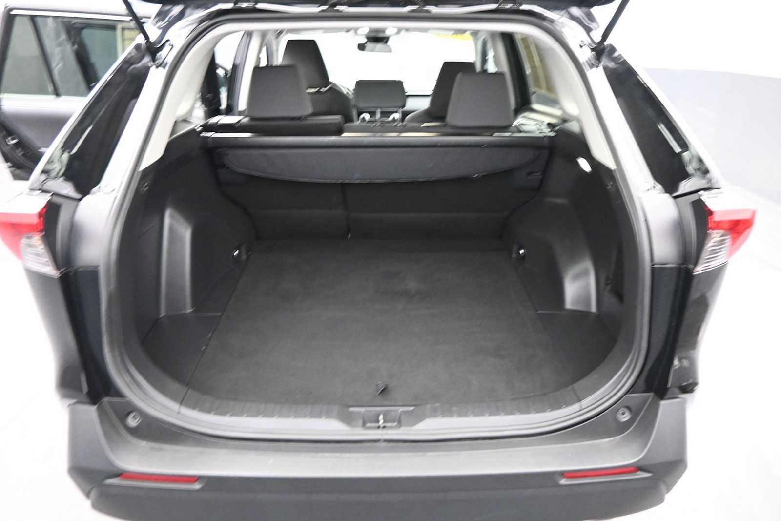 Used 2025 Toyota RAV4 XLE AWD/4WD image 14