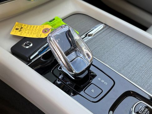 Certified 2023 Volvo XC60 B5 Ultimate w/ Climate Package image 15