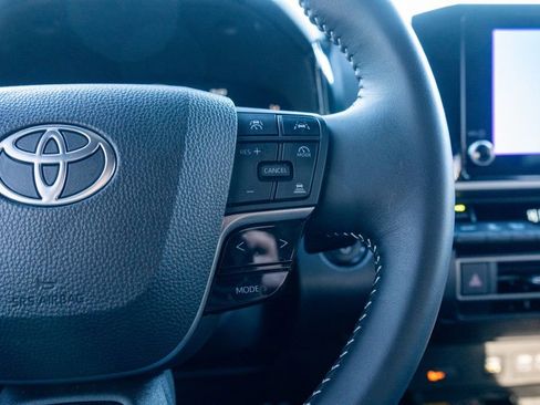 Used 2025 Toyota Camry SE w/ Convenience Package image 26