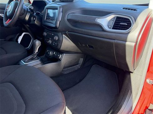 Used 2018 Jeep Renegade Latitude w/ Popular Equipment Group image 13