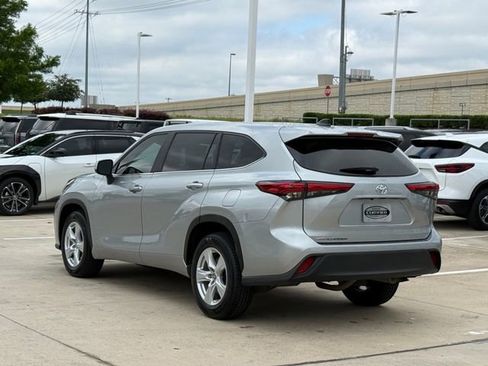 Used 2023 Toyota Highlander L FWD image 8