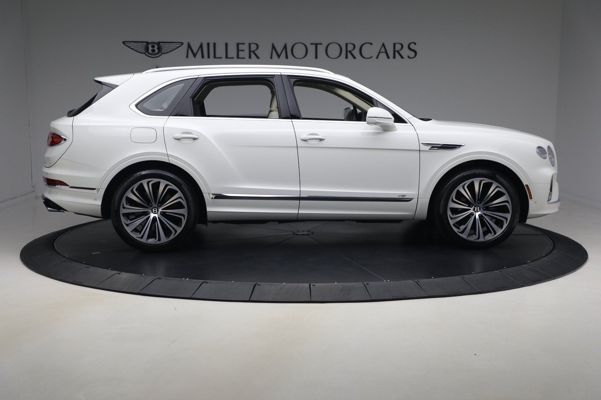 Certified 2022 Bentley Bentayga AWD/4WD image 9