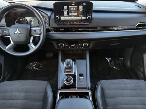 Used 2024 Mitsubishi Outlander SE image 2